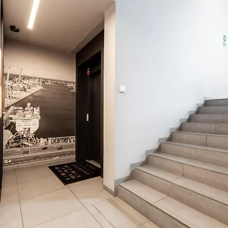 Marina Chic By Bookinghost